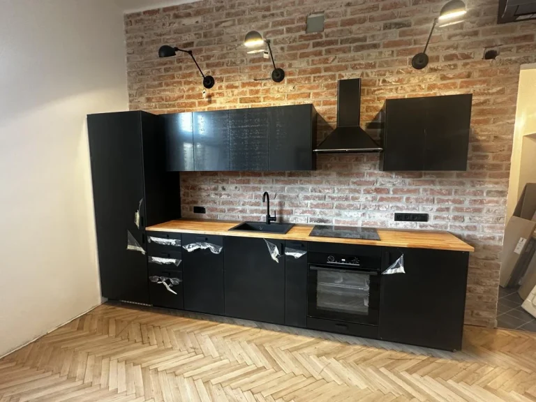 Fekete konyha téglafal előtt