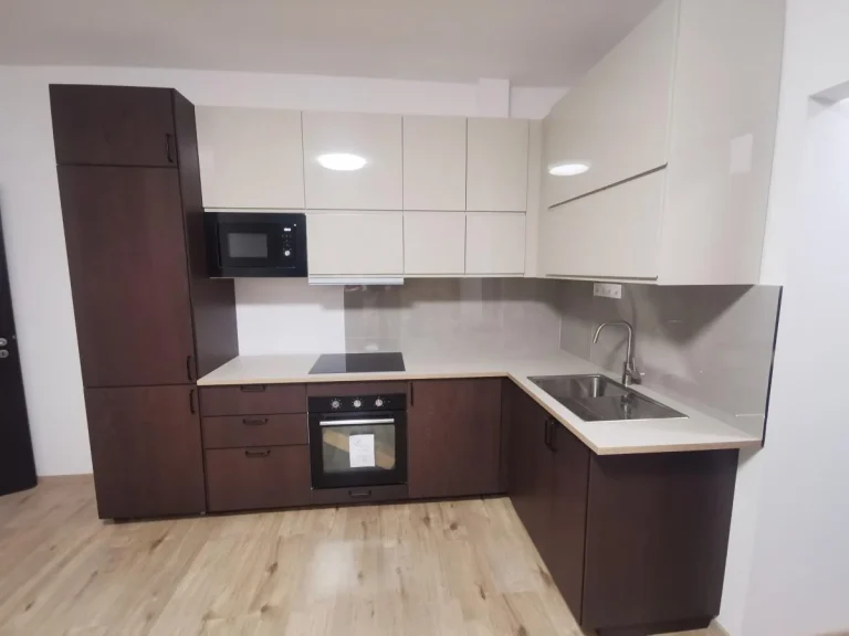 Sötétbarna és fehér frontú konyha